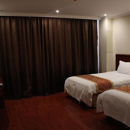 Greentree Wulumuqi Airport Hotel Urumqi Extérieur photo